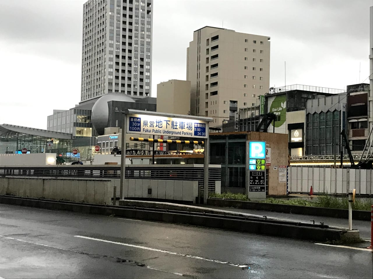 福井駅西口地下駐車場