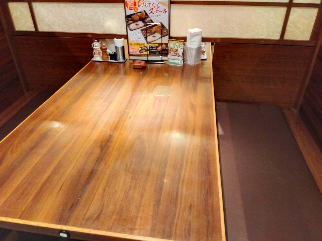 贅テーブル席
