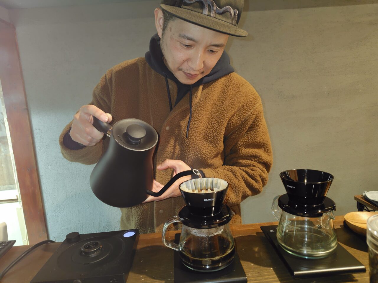 コーヒーを淹れている