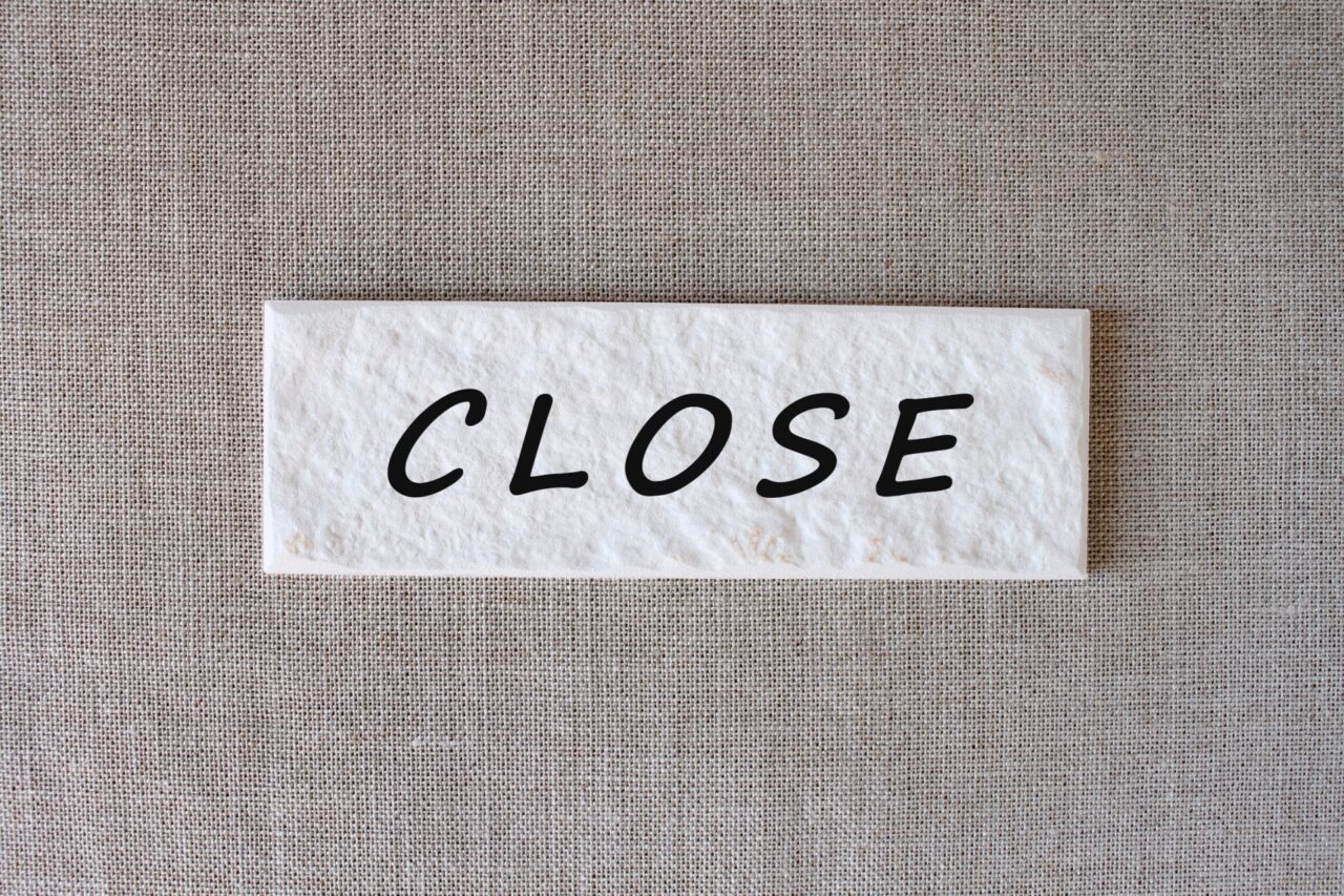 CLOSEと書かれたプレート